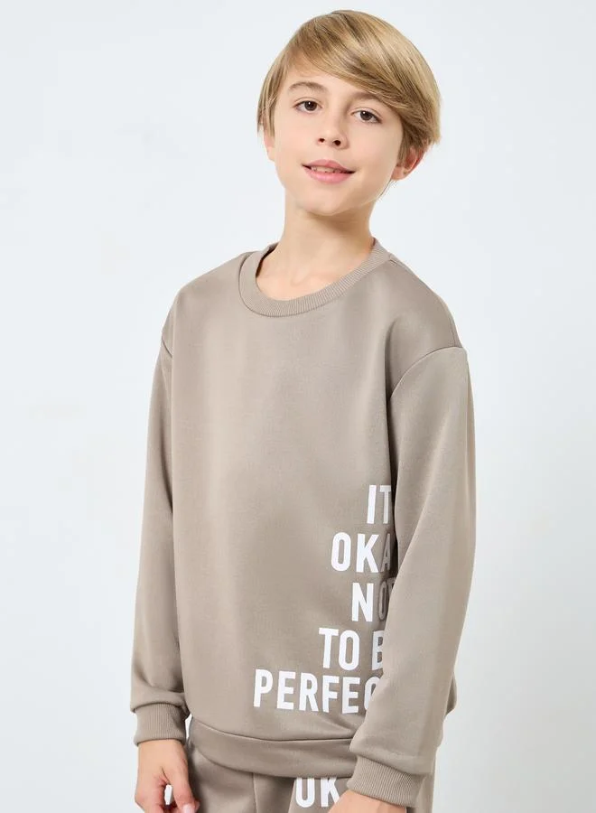 ستايلي طقم من سويت شيرت بطبعة وجوغر مع حقيبة كتف