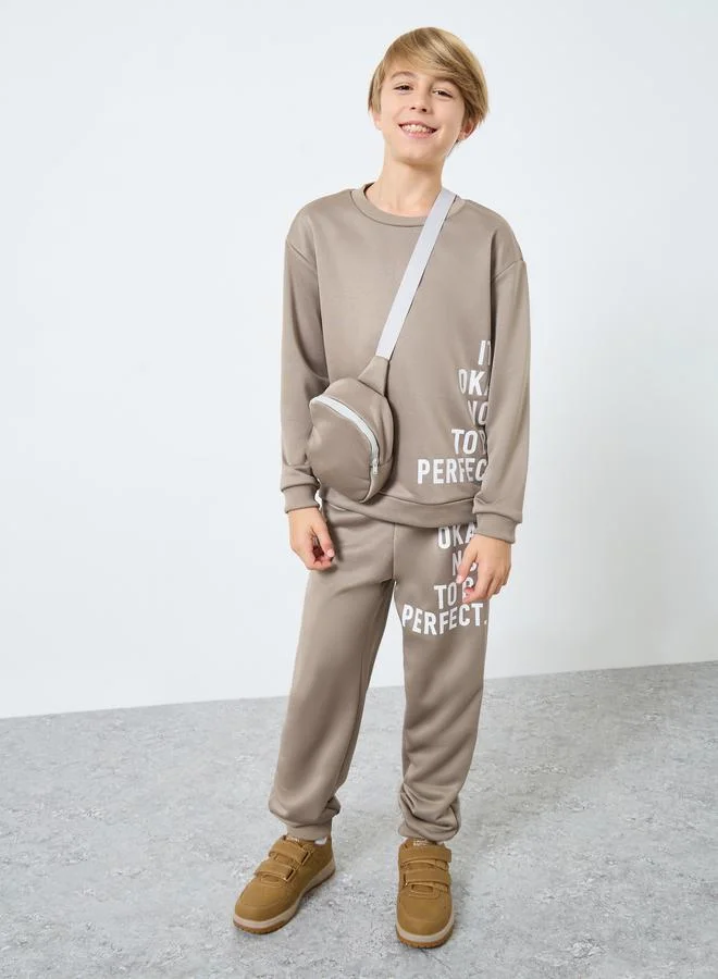 ستايلي طقم من سويت شيرت بطبعة وجوغر مع حقيبة كتف