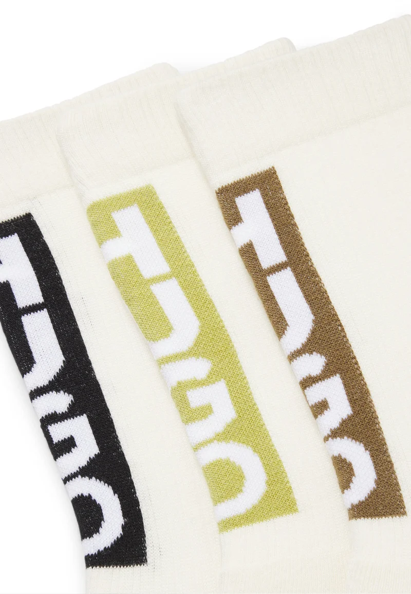 هوجو ثلاث جوارب قصيرة بشعارات عمودية
