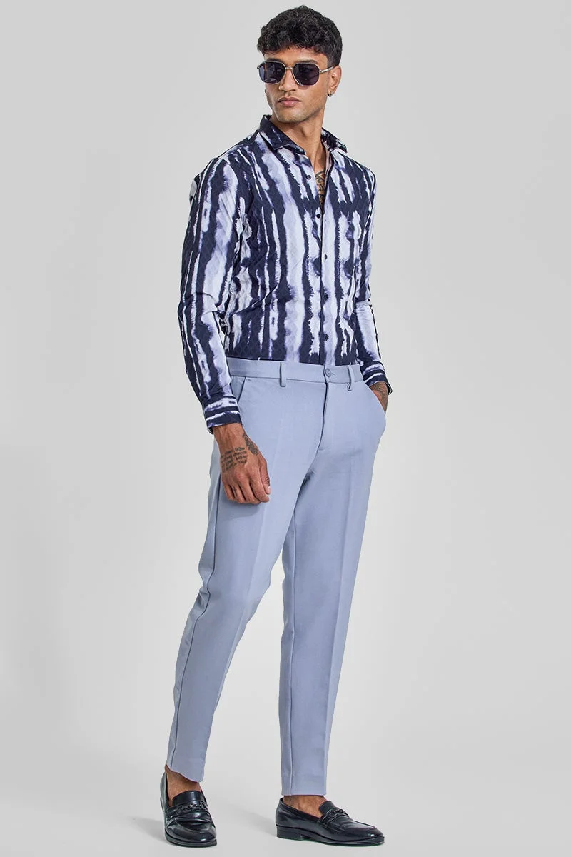 سنيتش قميص أزرق داكن بقصة ضيقة بتصميم تجريدي