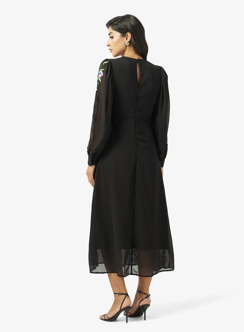 هوب اند ايفي فستان ماكسي بأكمام منفوشة وياقة عالية مطرزة