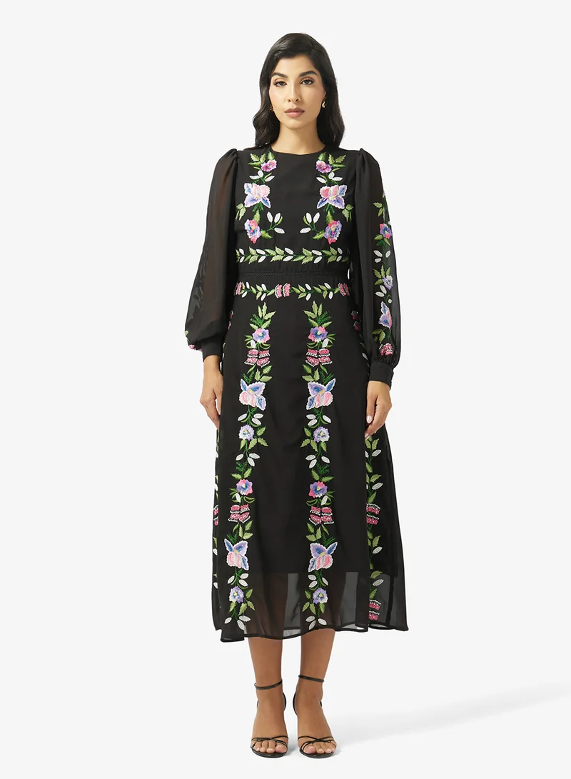 هوب اند ايفي فستان ماكسي بأكمام منفوشة وياقة عالية مطرزة