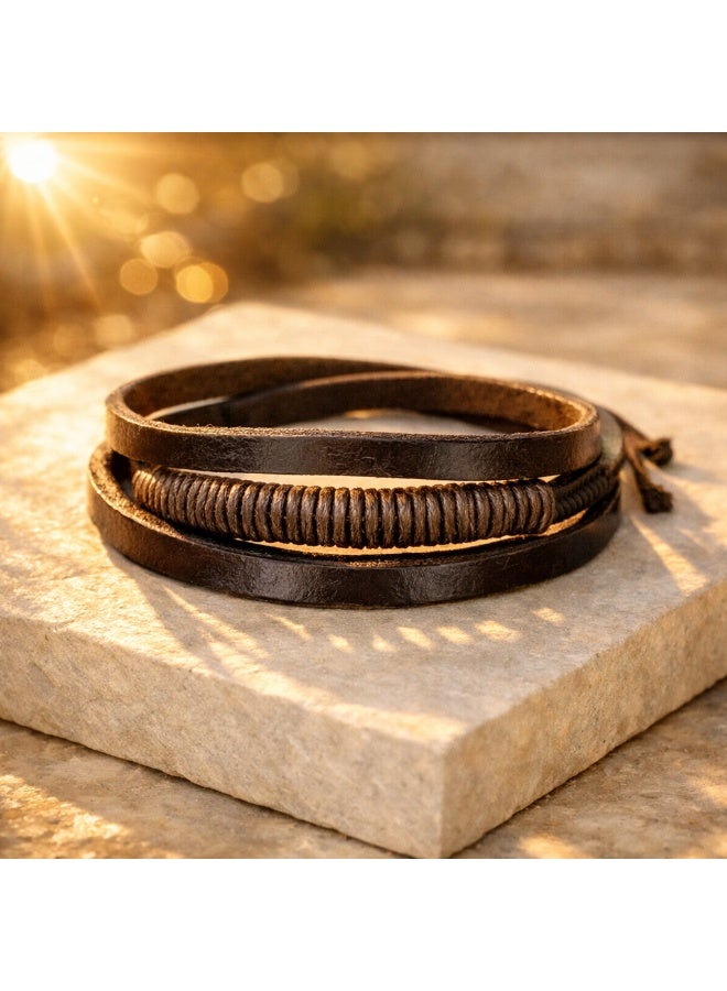 سوار رجالي من الجلد الطبيعي باللون البني – تصميم يدوي بسيط (Minimalist) متعدد اللف – قابل للتعديل – إكسسوار رجالي أنيق للاستخدام اليومي
