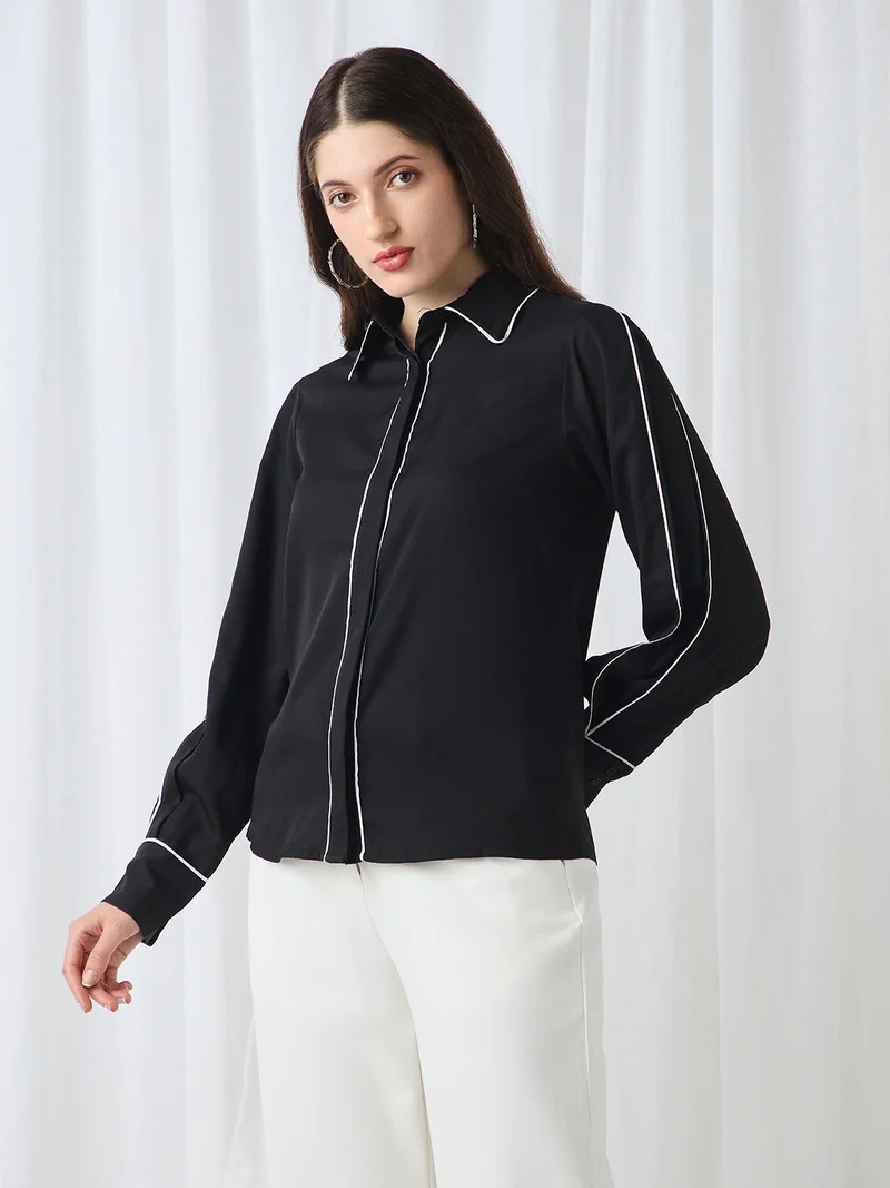 جلو باص قميص نسائي أسود بياقة وأكمام بأزرار وتفاصيل خطوط