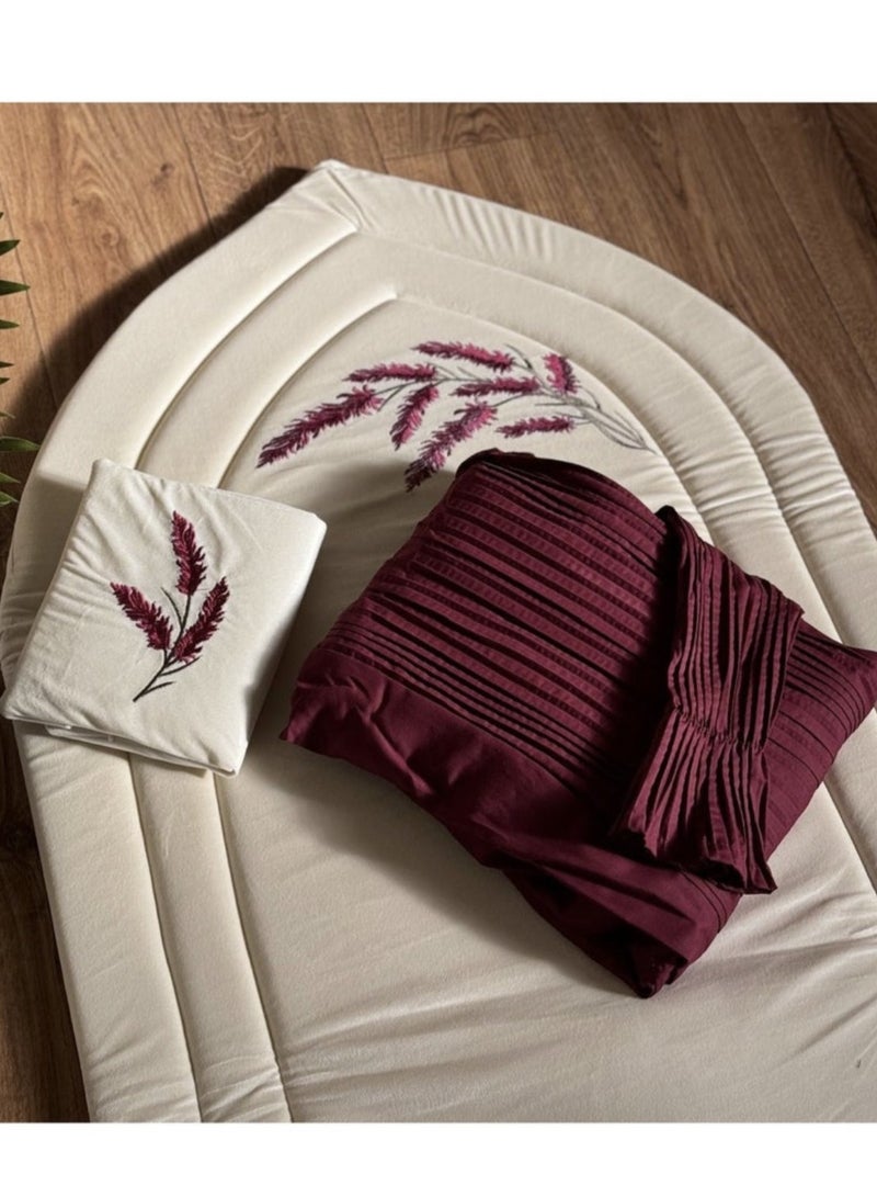 A distinctive and wonderful prayer set consisting of (a prayer rug lined and embroidered with lavender + a prayer dress with wonderful pleats + a rosary of beads)  - Image 3