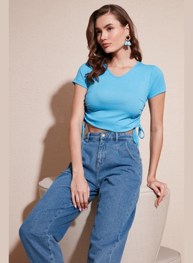 ليلا بلوزة نسائية ليلا بقصة ضيقة وياقة على شكل  وجوانب مجمعة