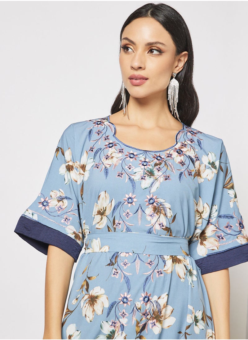 Hayat - Jalabiya With Flower Patterned Embroidery In Front And Wrist With Belt - Image 1