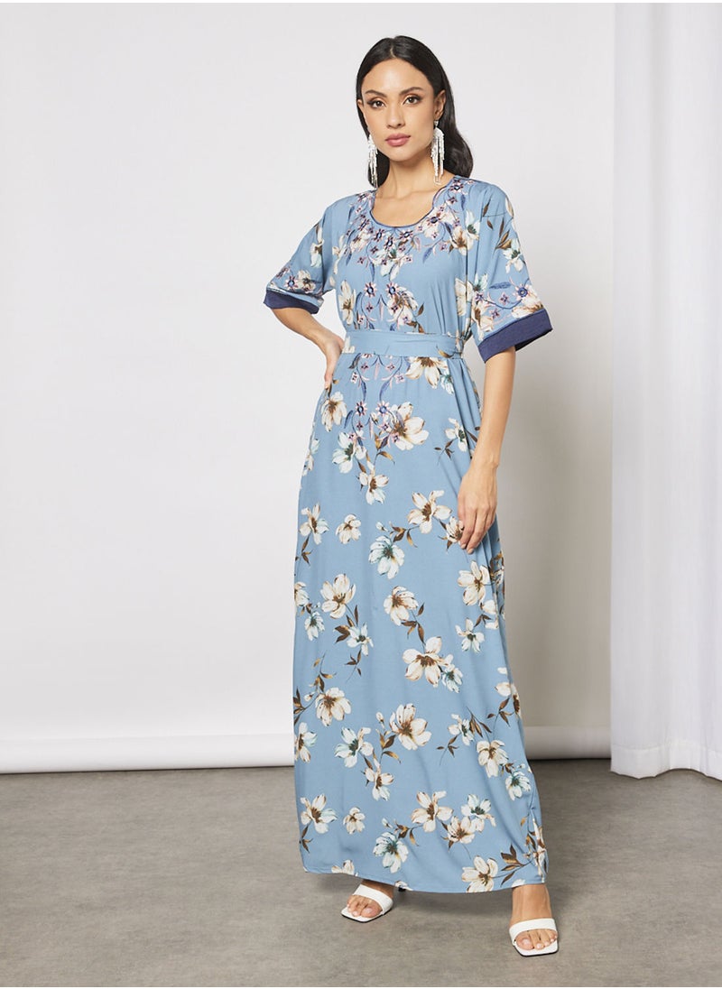 Hayat - Jalabiya With Flower Patterned Embroidery In Front And Wrist With Belt - Image 1
