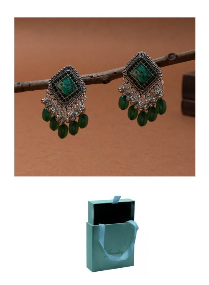 لاتين أقراط نسائية هندية من نوع جومكا مرصعة بحجر أخضر، بتصميم كلاسيكي، أقراط أنيقة لحفلات الزفاف والمناسبات، مع علبة هدايا. - Image 1