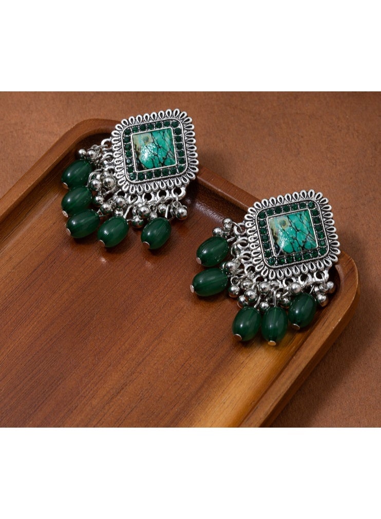 لاتين أقراط نسائية هندية من نوع جومكا مرصعة بحجر أخضر، بتصميم كلاسيكي، أقراط أنيقة لحفلات الزفاف والمناسبات، مع علبة هدايا. - Image 3