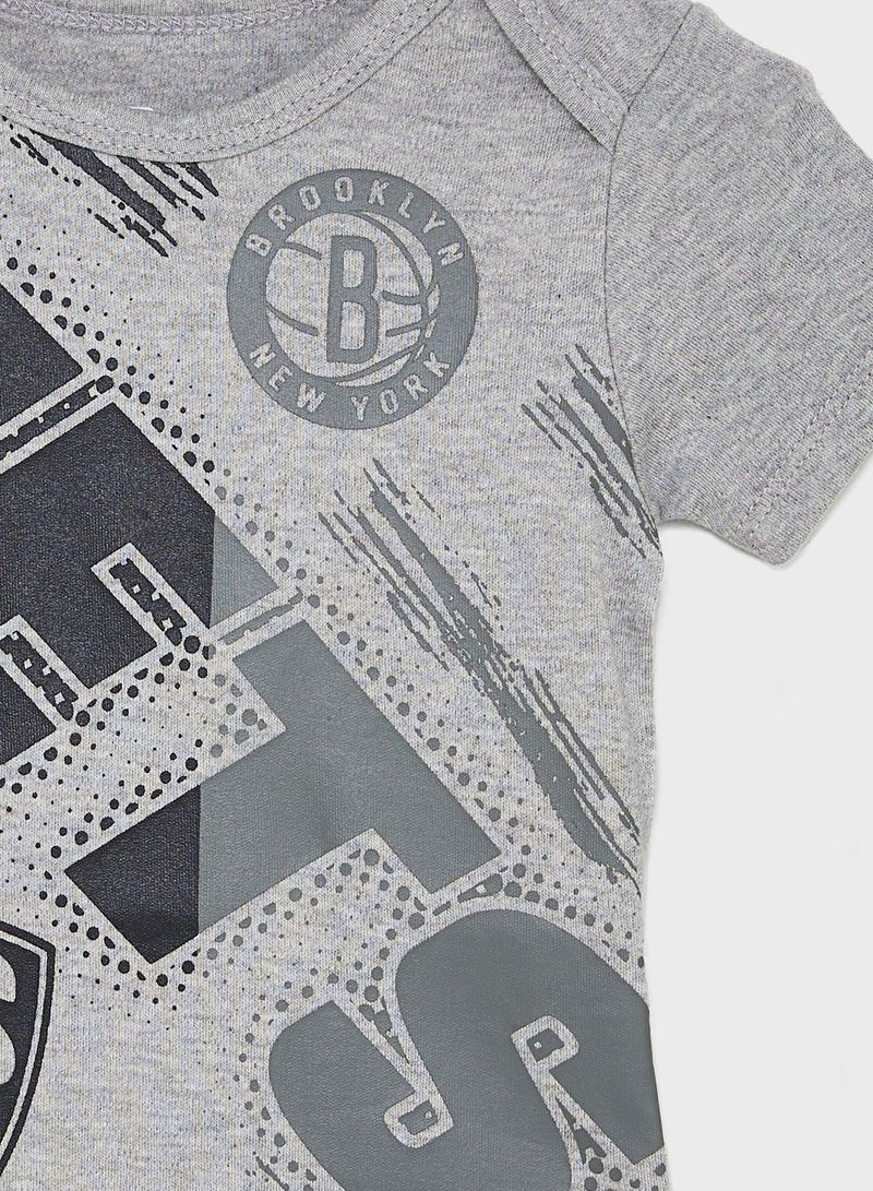 إن بي أيه تيشيرت بروكلين نيتس دريبلز كريبر للأطفال - Image 3