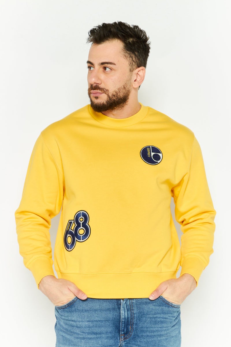ESPRIT سويت شيرت رجالي بأكمام طويلة وياقة دائرية مطرزة، أصفر - Image 1