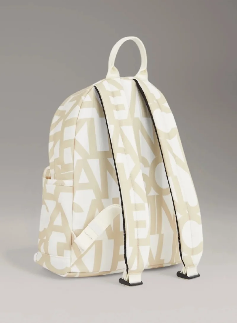 كالفن كلاين جينز شنطة ظهر مزينة بشعار كلفن كلاين