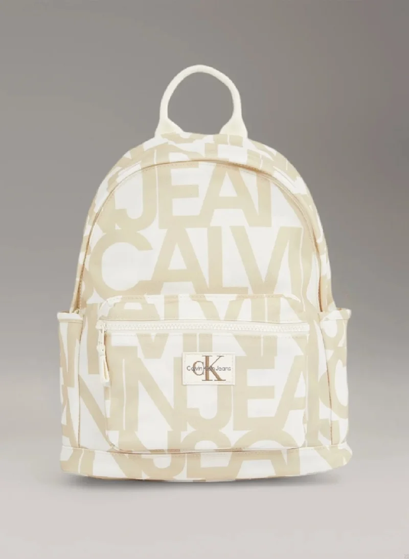 كالفن كلاين جينز شنطة ظهر مزينة بشعار كلفن كلاين