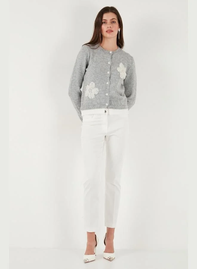 ليلا كارديجان نسائي من ليلا بتفاصيل زهور من التول بقصة عادية ورقبة دائرية وأزرار