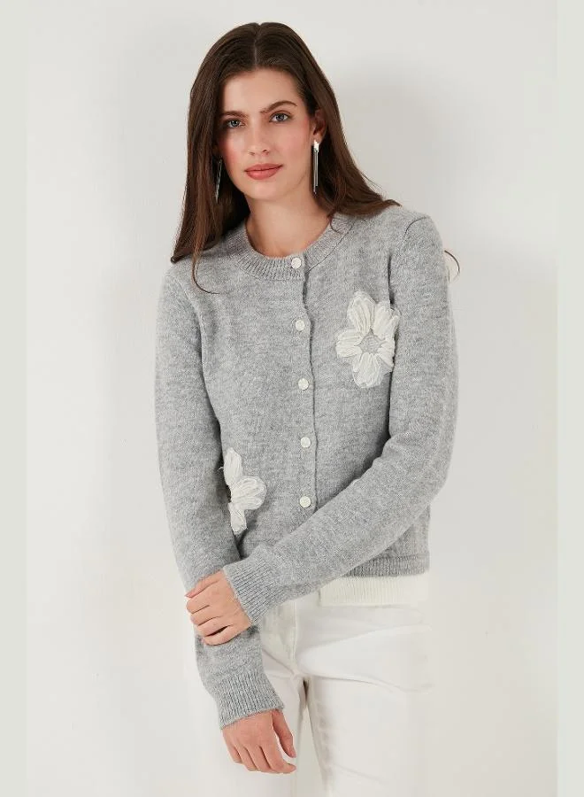 ليلا كارديجان نسائي من ليلا بتفاصيل زهور من التول بقصة عادية ورقبة دائرية وأزرار