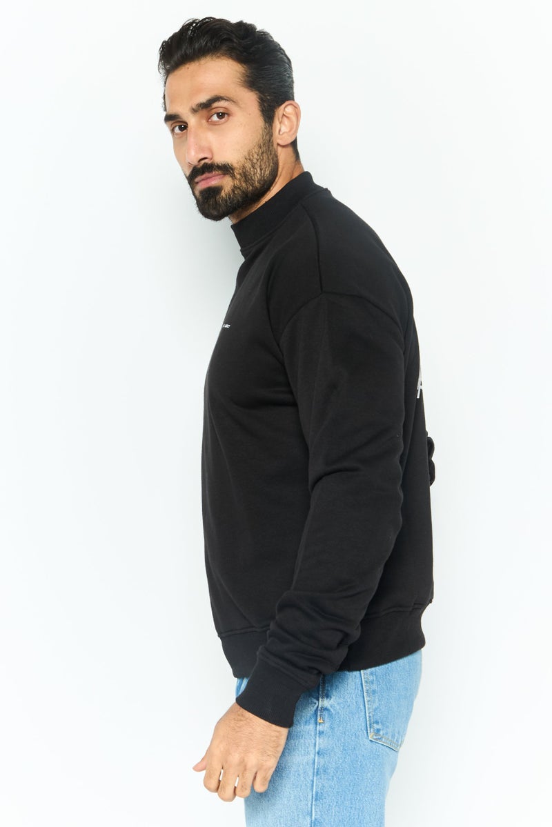 Night Addict سويت شيرت رجالي بأكمام طويلة وياقة دائرية بشعار العلامة التجارية، أسود - Image 3