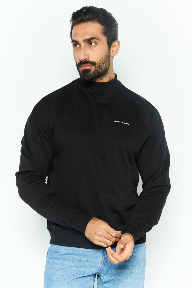 Night Addict سويت شيرت رجالي بأكمام طويلة وياقة دائرية بشعار العلامة التجارية، أسود - Image 1