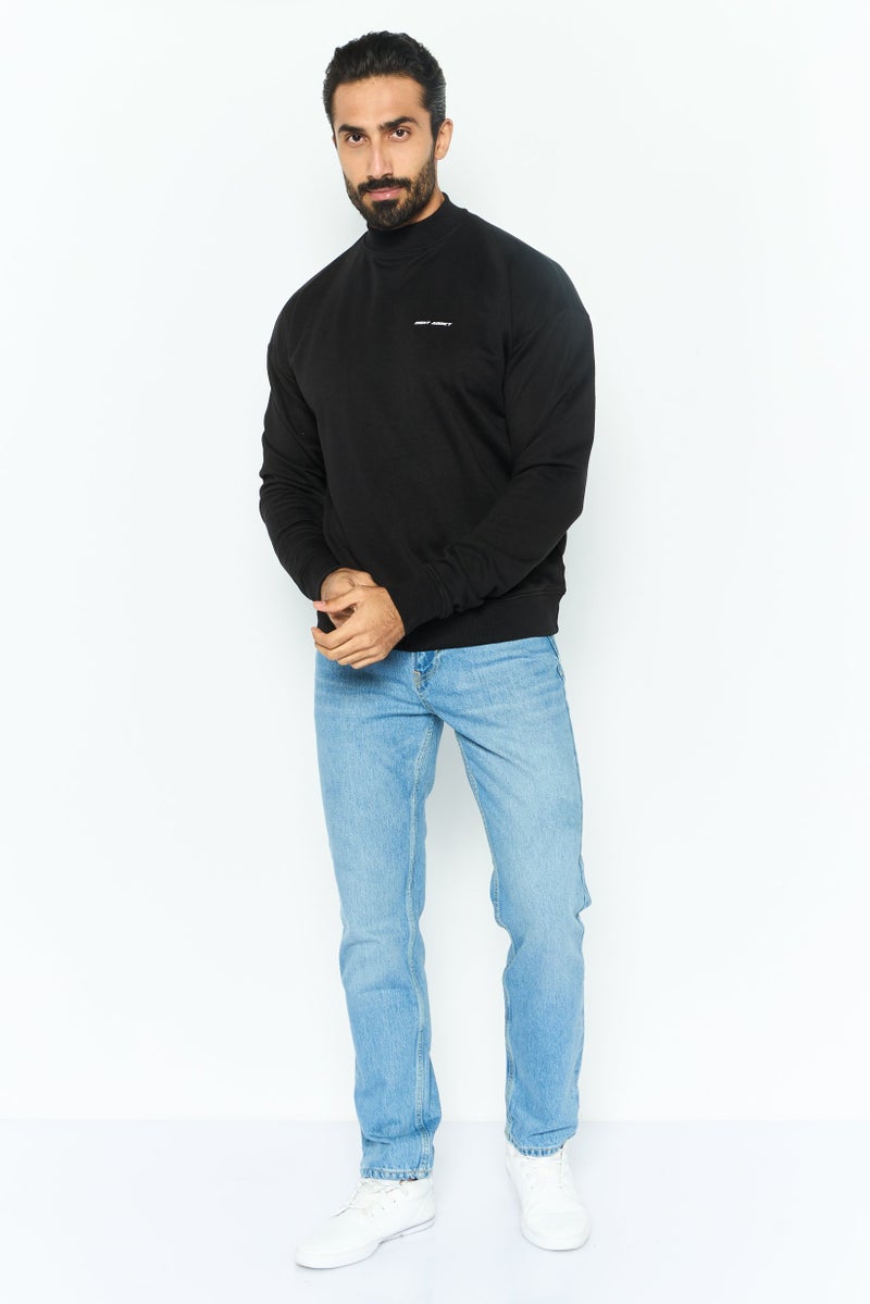 Night Addict سويت شيرت رجالي بأكمام طويلة وياقة دائرية بشعار العلامة التجارية، أسود - Image 2