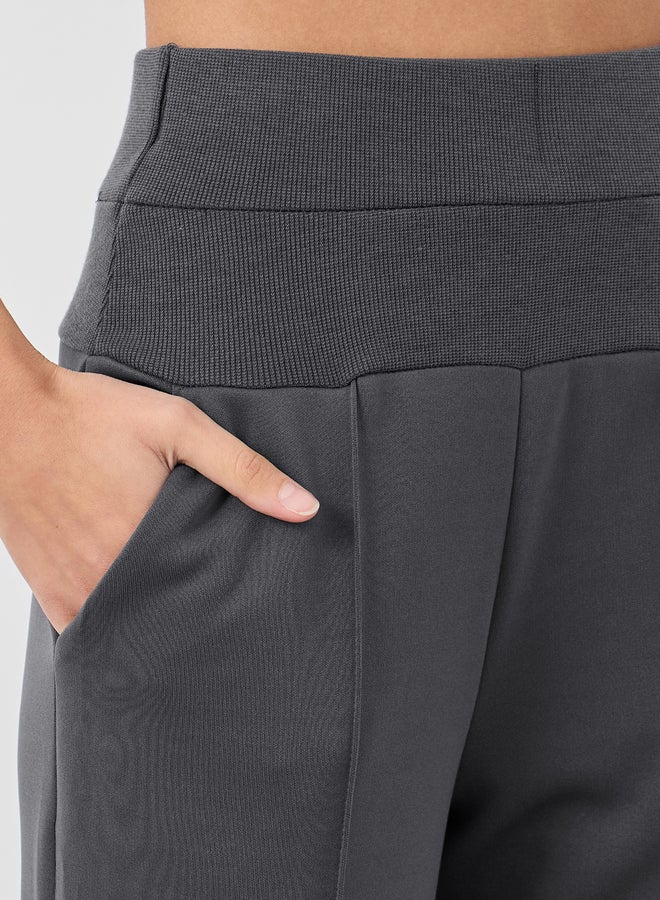 ستايلي بنطلون جوجر ستايلي بخصر عريض وتفاصيل ثنيات - Image 3