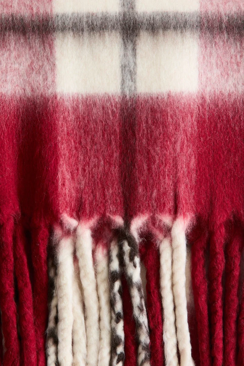 اتش اند ام بطانية من مزيج الصوف مزينة بنقوش