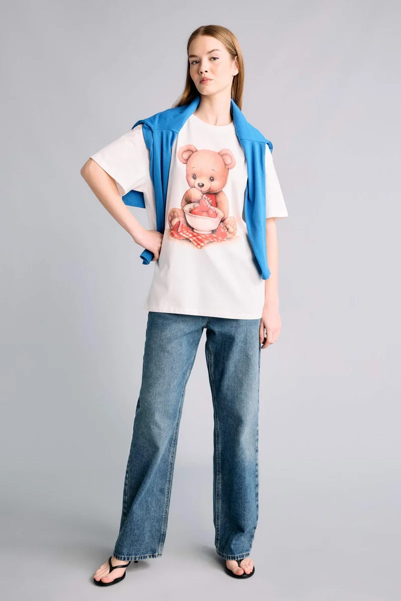 ديفاكتو Oversize Fit V-Neck Printed Short Sleeve T-Shirt