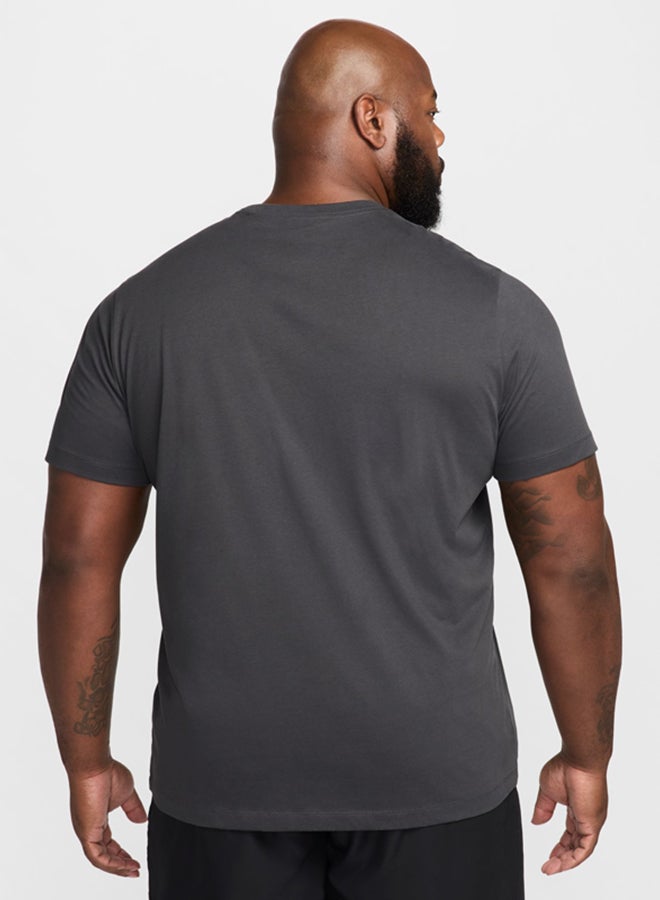 Nike M Nk Df Tee Iykyk Fitness - Image 2