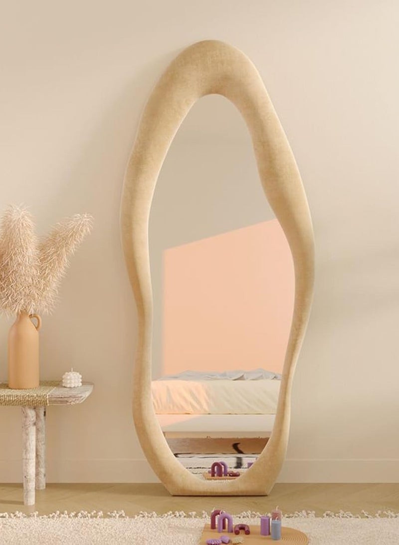 ديكور هيلز مرآة كاملة الطول - مرآة بتصميم عصري متموج غير منتظم مع إطار من قماش مخملي بيج، ومرآة قابلة للطي مع حامل وخيار التثبيت على الحائط لغرفة النوم وغرفة المعيشة وغرفة الملابس - Image 1