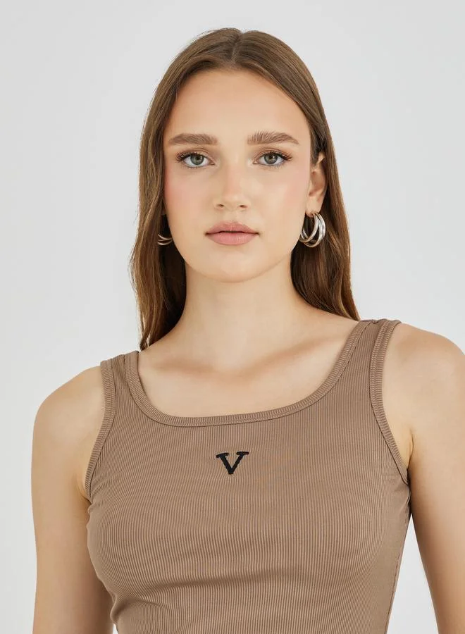 تايك تو بلوزة برقبة مربعة بتفاصيل تطريز