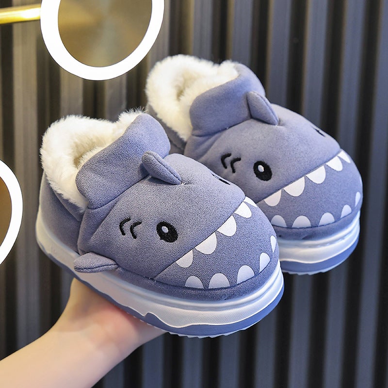 نعال قطنية للأطفال شتاء 2024 جديدة غير قابلة للانزلاق للأولاد سمكة قرش لطيفة للبنات مع حقيبة مخملية مع أحذية قطنية دافئة - Image 3
