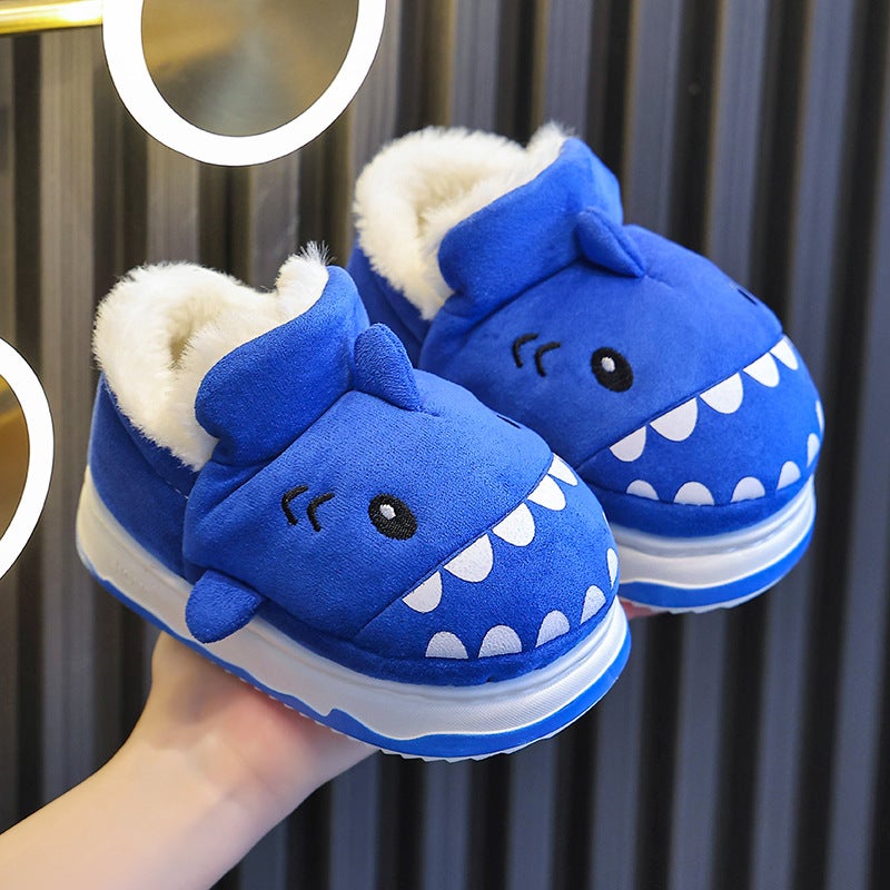 نعال قطنية للأطفال شتاء 2024 جديدة غير قابلة للانزلاق للأولاد سمكة قرش لطيفة للبنات مع حقيبة مخملية مع أحذية قطنية دافئة - Image 2
