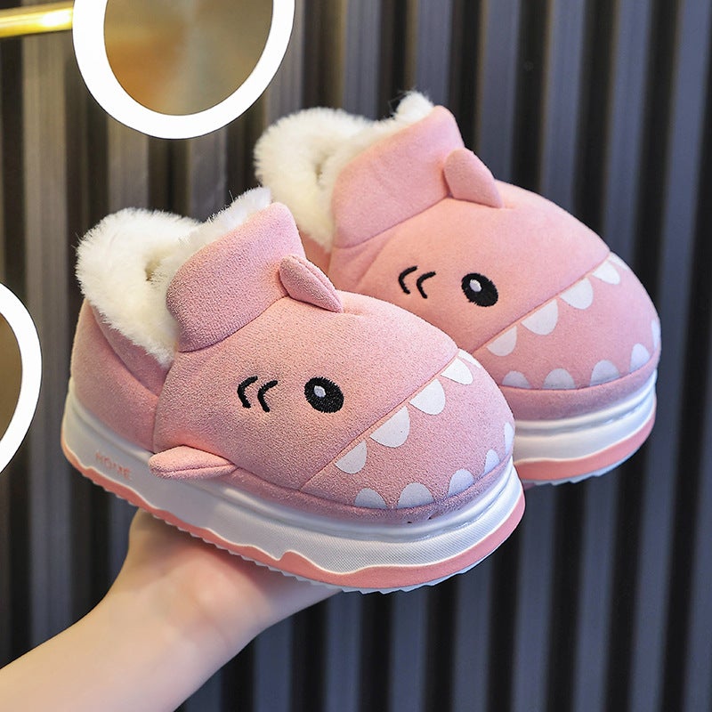 نعال قطنية للأطفال شتاء 2024 جديدة غير قابلة للانزلاق للأولاد سمكة قرش لطيفة للبنات مع حقيبة مخملية مع أحذية قطنية دافئة - Image 4