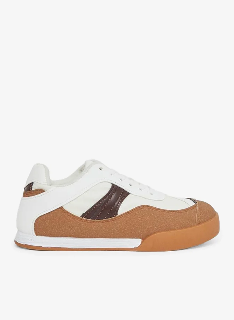 ستايلي اكتيف حذاء رياضي برباط من الدانتيل بألوان متداخلة