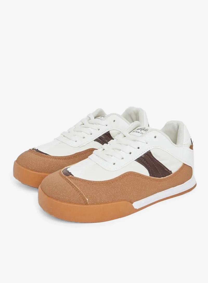 ستايلي اكتيف حذاء رياضي برباط من الدانتيل بألوان متداخلة