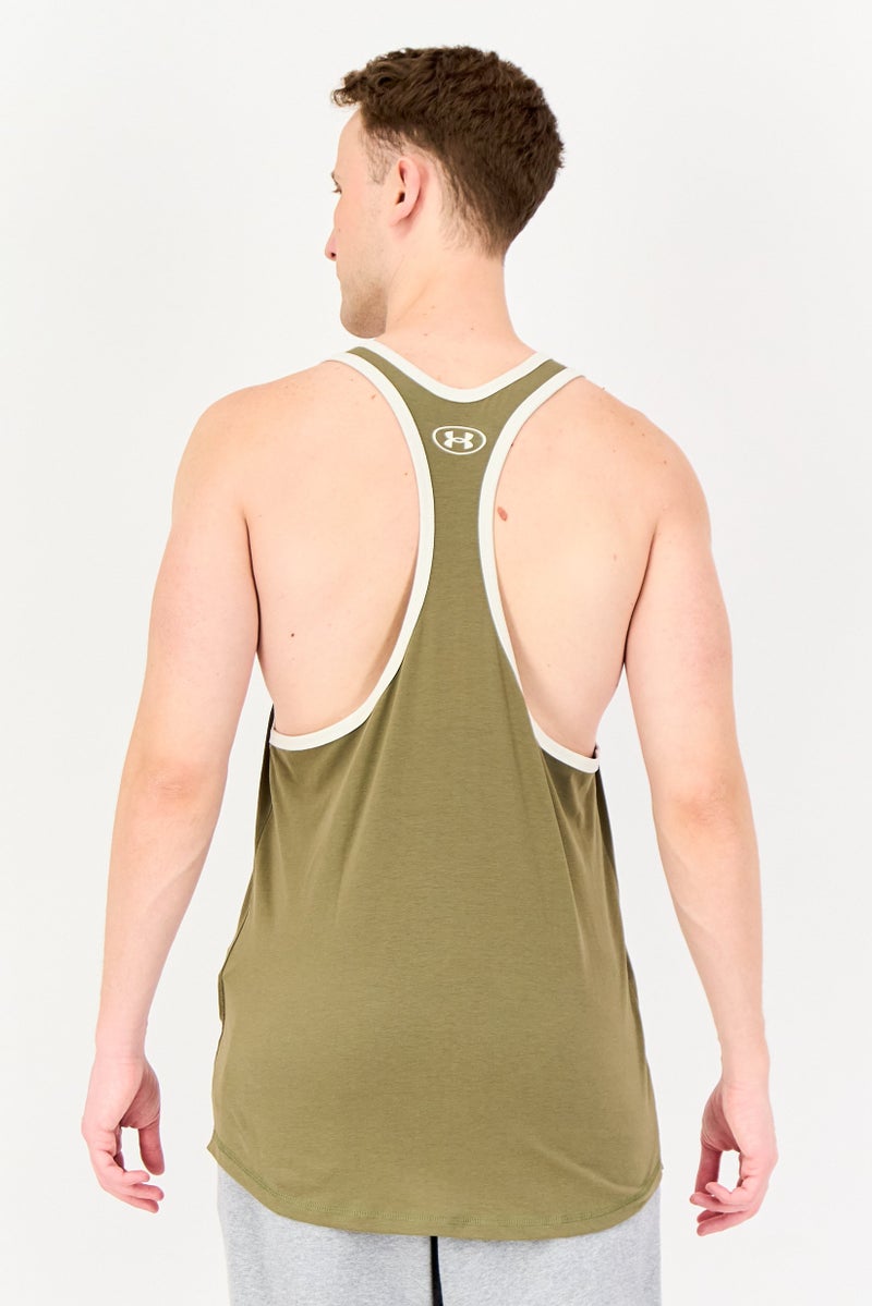 UNDER ARMOUR تي شيرت تدريب بدون أكمام للرجال بتصميم جرافيكي فضفاض، زيتوني - Image 3