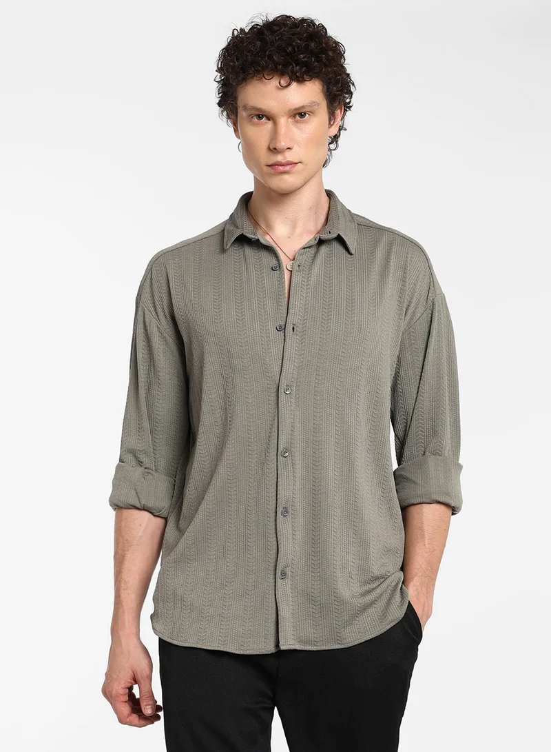 كامبوس سوترا قميص رجالي رمادي مخطط بنسيج مريح للارتداء اليومي بياقة واسعة وأكمام طويلة وإغلاق بأزرار