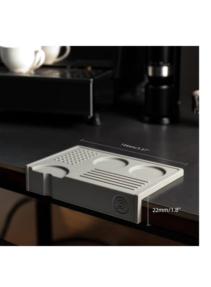 زيروهيرو حصيرة كبس القهوة ZeroHero، مصنوعة من السيليكون الآمن للطعام، غير قابلة للانزلاق، بسمك 10 ملم، خالية من الروائح، مقاومة للماء والحرارة، بحجم 9 × 5.5 بوصة، أداة إسبريسو مثالية لمحبي القهوة ومحترفي الباريستا للاستخدام في المنزل أو المقهى - باللونين الأسود والرمادي. - Image 2