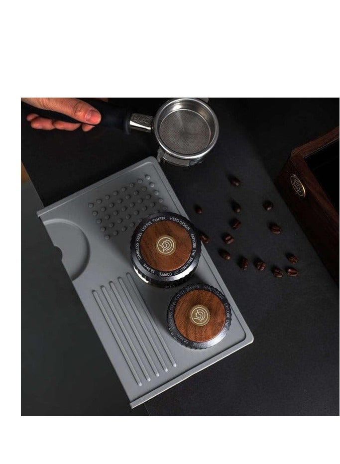 زيروهيرو حصيرة كبس القهوة ZeroHero، مصنوعة من السيليكون الآمن للطعام، غير قابلة للانزلاق، بسمك 10 ملم، خالية من الروائح، مقاومة للماء والحرارة، بحجم 9 × 5.5 بوصة، أداة إسبريسو مثالية لمحبي القهوة ومحترفي الباريستا للاستخدام في المنزل أو المقهى - باللونين الأسود والرمادي. - Image 5