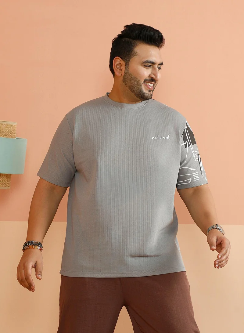 انستافاب بلس تيشيرت رجالي مقاس بلس بتصميم صندوقي موجة شعبية بلون رمادي معدني للملابس الكاجوال بياقة دائرية وأكمام قصيرة عادية وإغلاق بالسحب