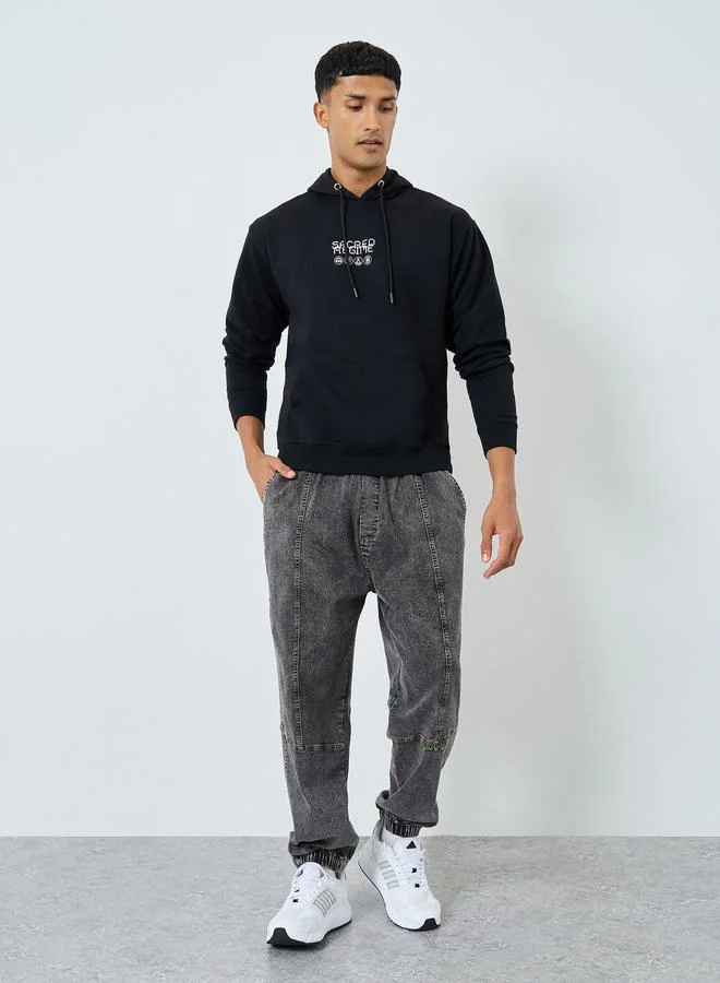 ستايلي هودي بقصة مريحة وطبعة جرافيك