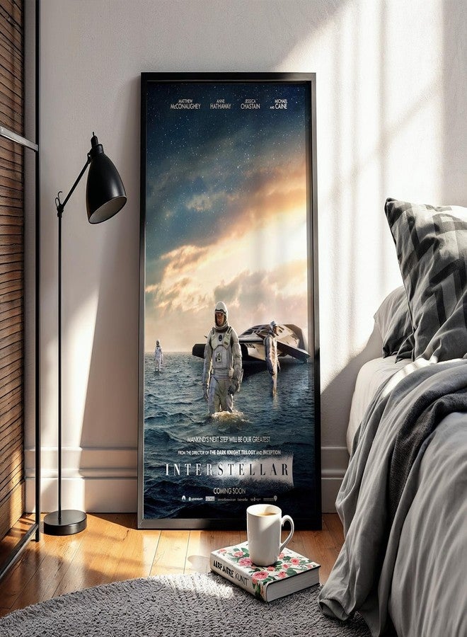 Waltractive ملصق سينمائي كلاسيكي مؤطر من فيلم Interstellar - طباعة فيلم خيال علمي لكريستوفر نولان - لوحة جدارية لتزيين المنزل والمكتب - متوفر بمقاسين: 33×23 و 48×33 سم - Image 1