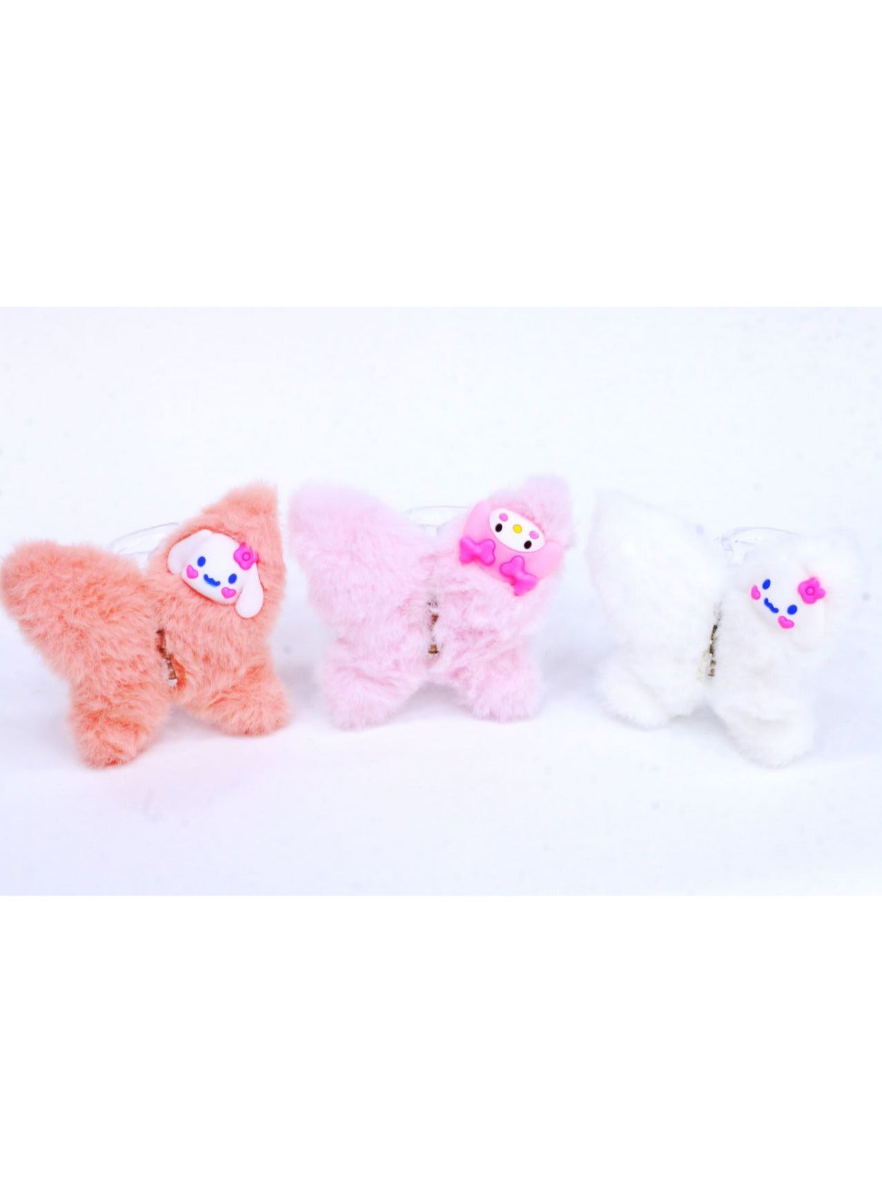 An elegant white butterfly-shaped fur clip, adding a touch of beauty and sophistication to your hairstyle. Specially designed to provide stability and comfort all day, suitable for various looks.