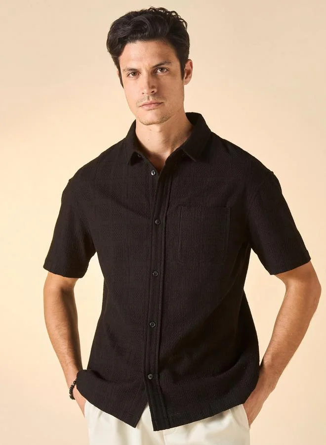 ايكونيك قميص بارز الملمس بقصّة مريحة مع وجيب على الصدر من آيكونيك