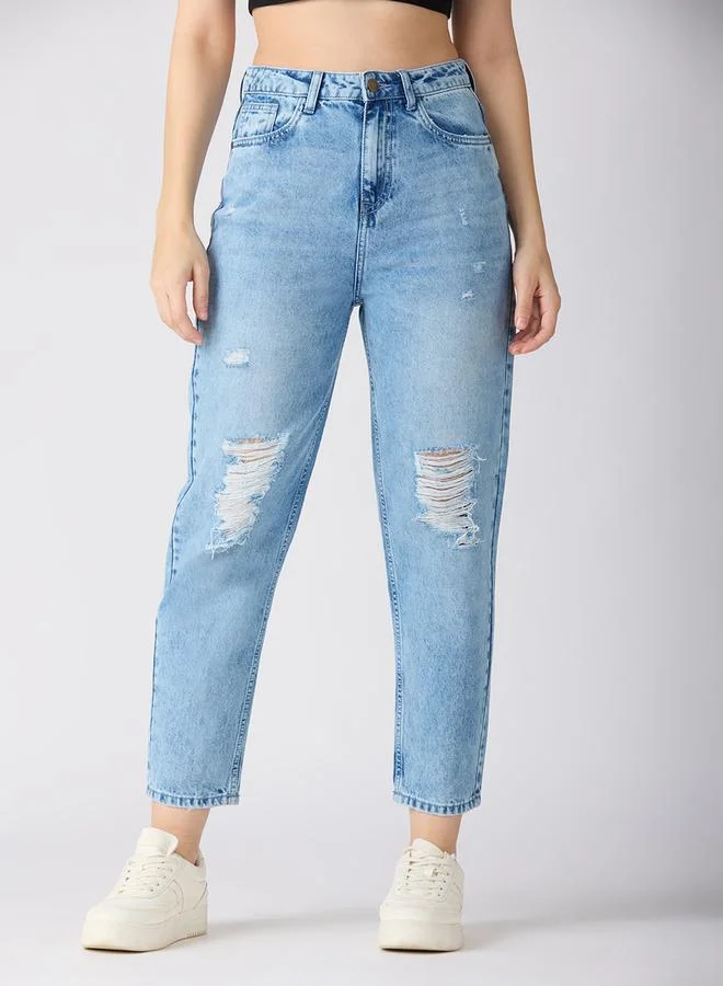 جلو باص جينز أزرق فاتح بخصر متوسط وتفاصيل ممزقة