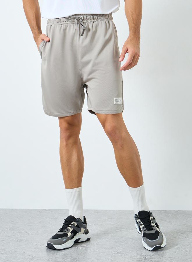 ستايلي اكتيف شورت بتفاصيل شارة وأربطة خصر - Image 1