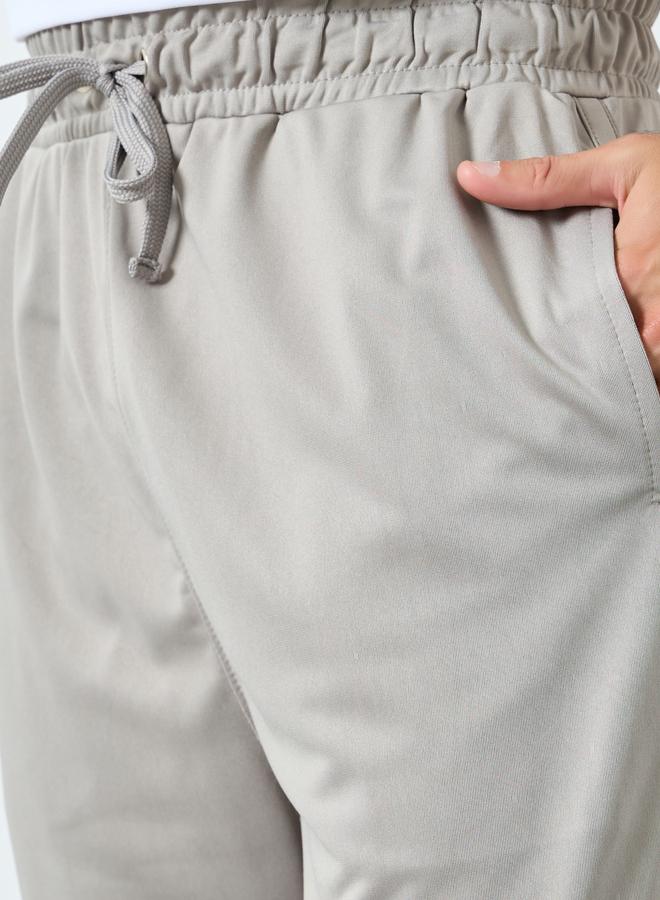 ستايلي اكتيف شورت بتفاصيل شارة وأربطة خصر - Image 3