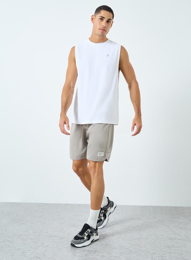 ستايلي اكتيف شورت بتفاصيل شارة وأربطة خصر - Image 2