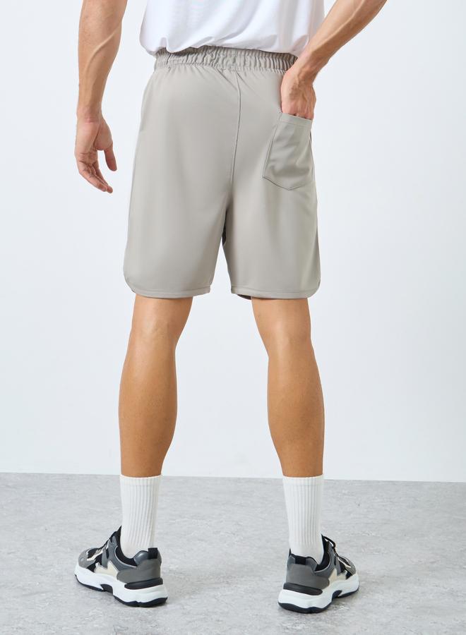 ستايلي اكتيف شورت بتفاصيل شارة وأربطة خصر - Image 4