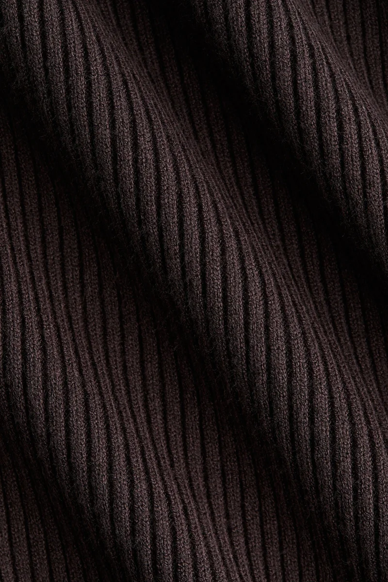 اتش اند ام فستان محبوك من نسيج مرن