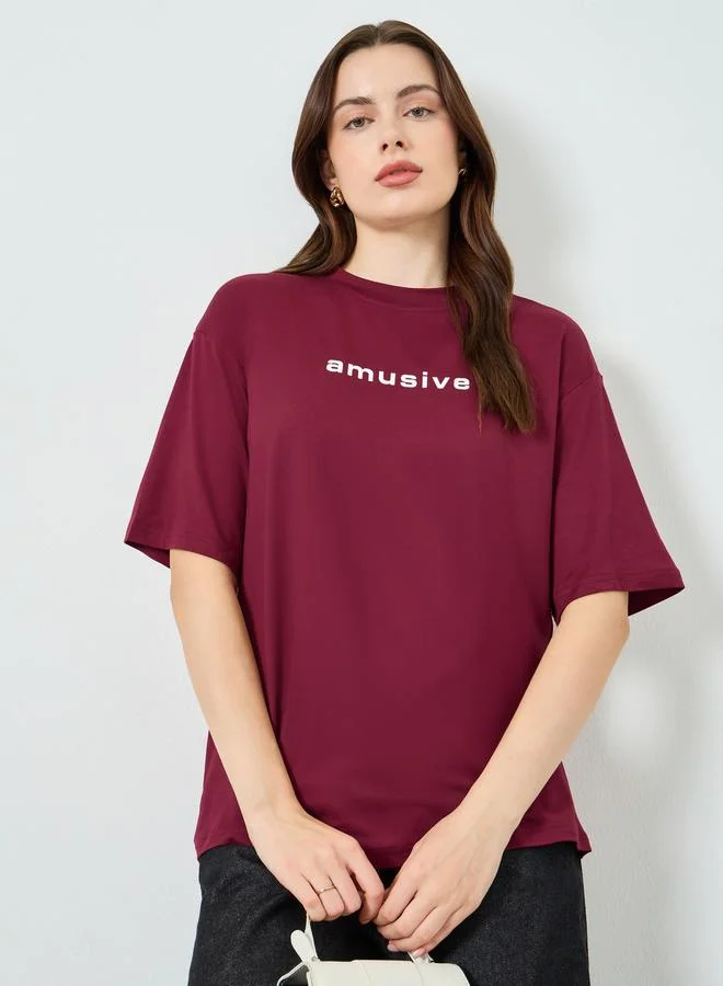 ستايلي تيشيرت بطبعة شعار وقصة واسعة